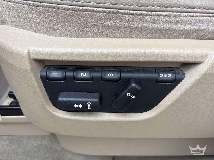 2014-land-rover-lr2-hse-image-13
