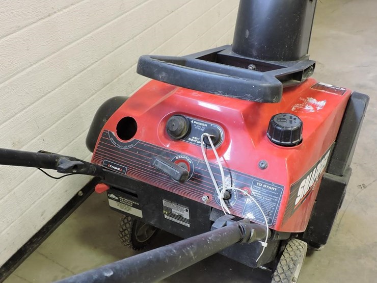 snapper,-le19-gas-powered-snowblower,-running-164-image-2