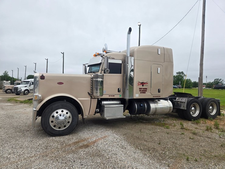 2016-peterbilt-389-image-5