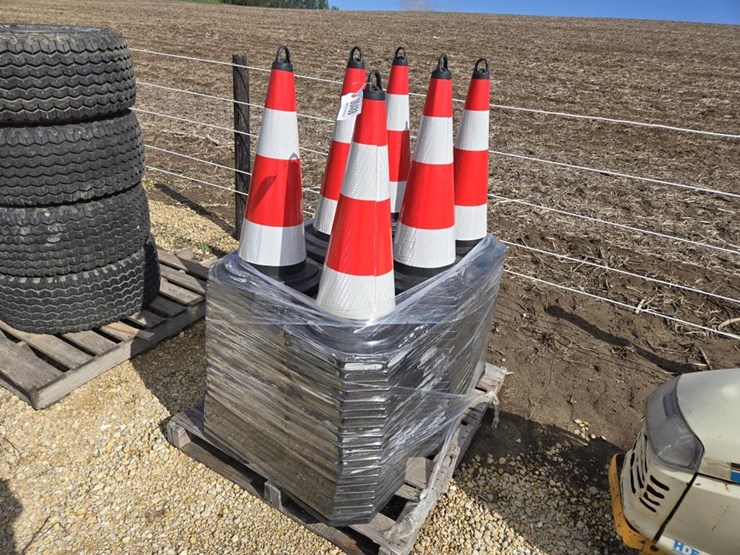 #488-•-(125)-sdlanch-traffic-cones-image-1