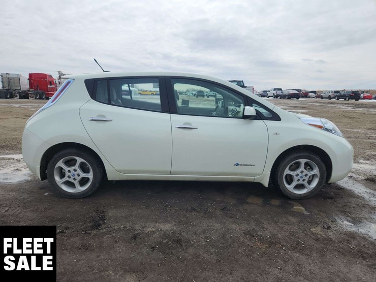 2011-nissan-leaf-sl-4dr-hatchback-image-7