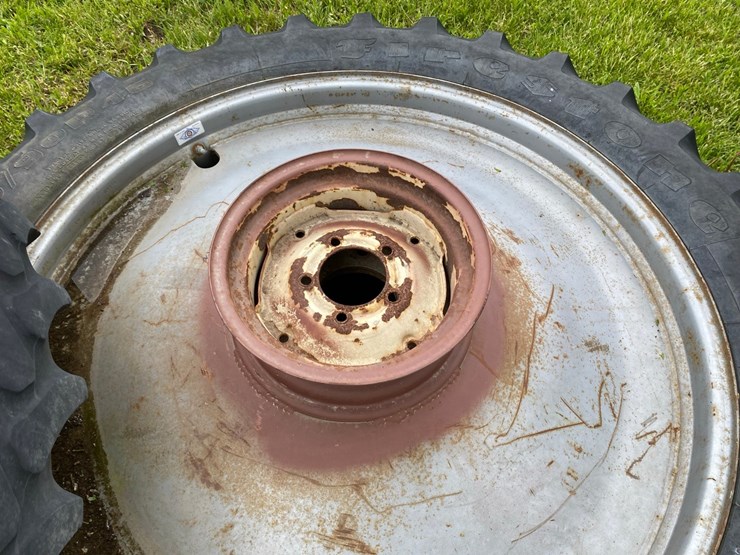46"-wheels-used-to-raise-grain-auger-image-4
