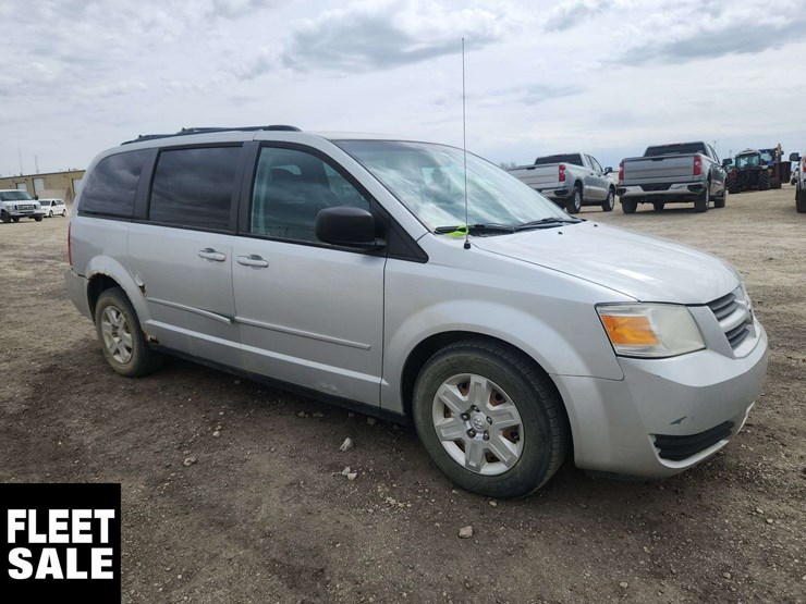 2010-dodge-grand-caravan-image-2