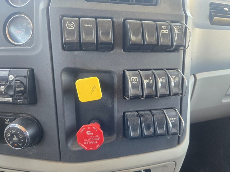 2023-peterbilt-567-image-61