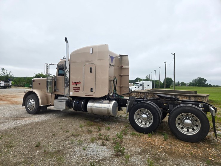 2016-peterbilt-389-image-10