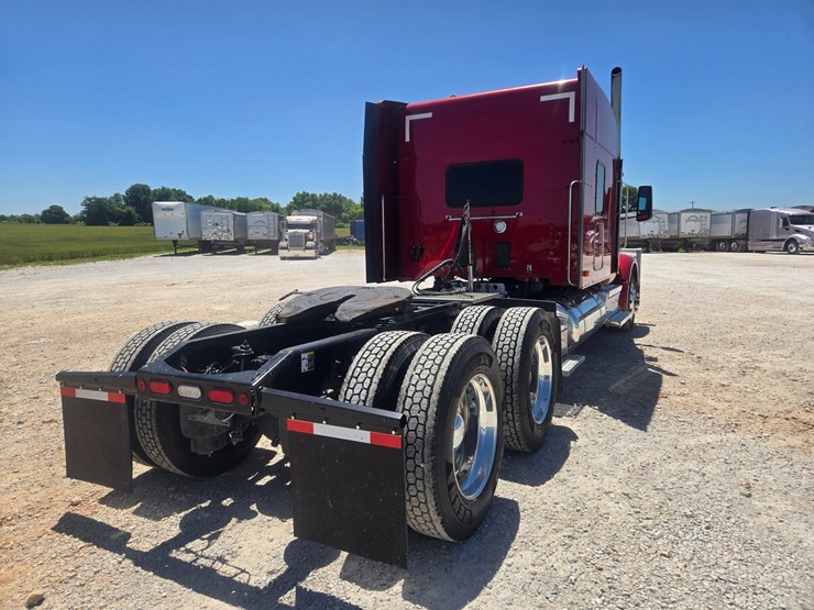 2023-peterbilt-567-image-17