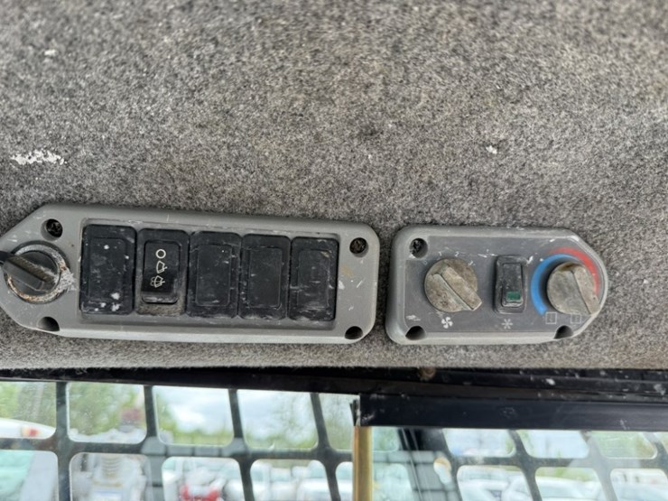 2011-bobcat-s185-image-26