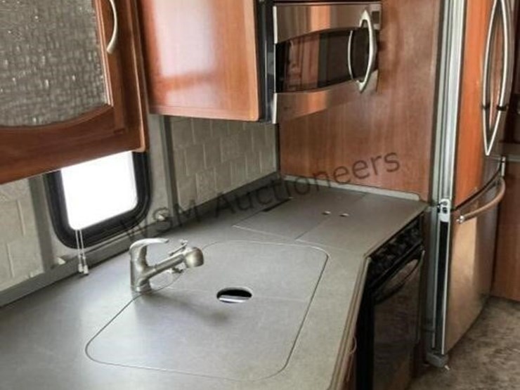 2006-fleetwood-excursion-motorhome-image-33