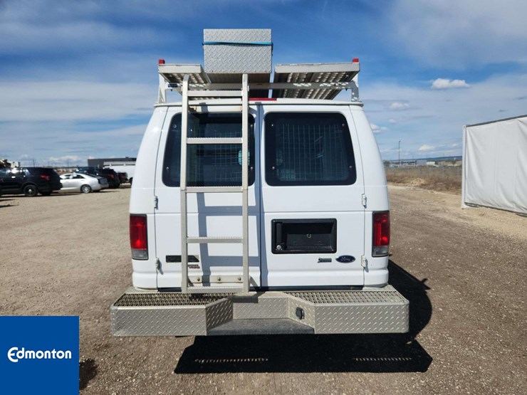 2012-ford-cargo-image-9