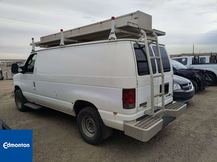 2013-ford-cargo-image-2