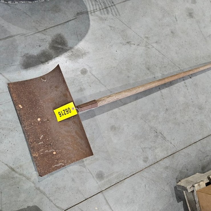 #6216 • Wood Handled Snow Pusher