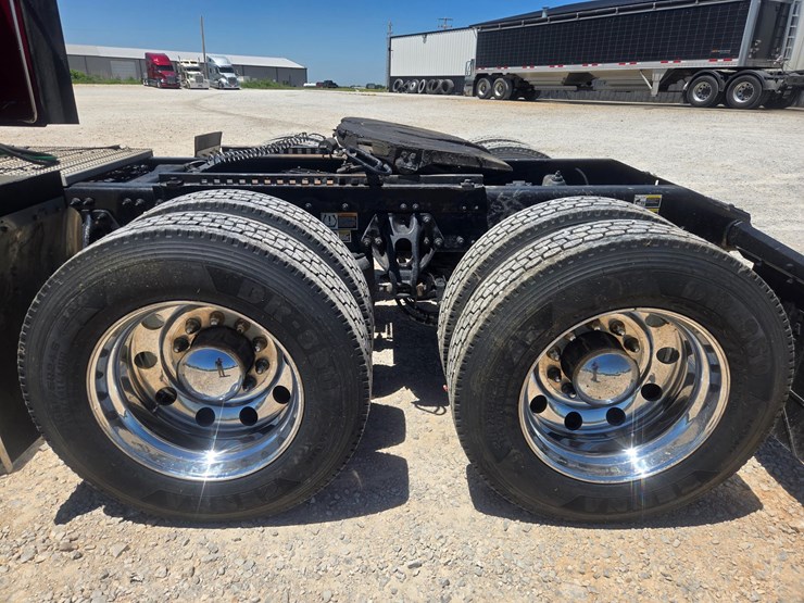 2023-peterbilt-567-image-77