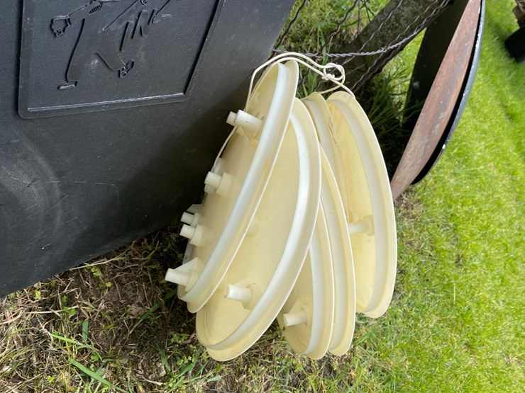kinze-planter-box-lid-and-wheel-covers-image-3