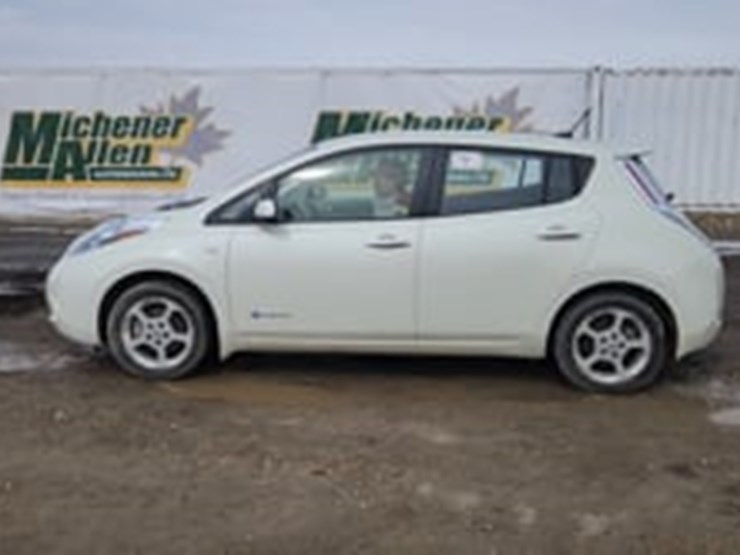 2011-nissan-leaf-sl-4dr-hatchback-image-5
