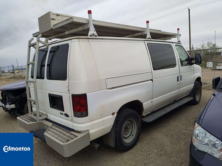 2013-ford-cargo-image-3