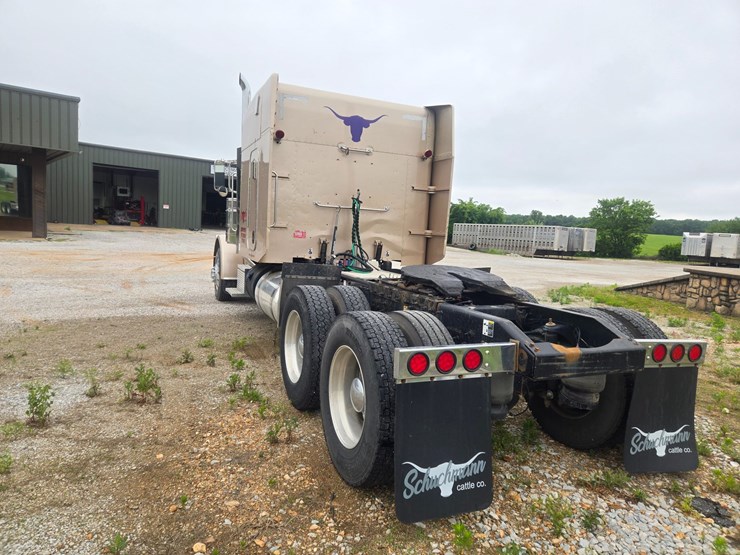 2016-peterbilt-389-image-13