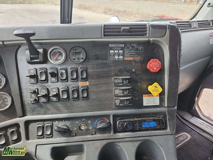 2005-freightliner-columbia-120-image-14