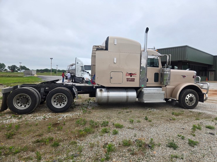 2016-peterbilt-389-image-21