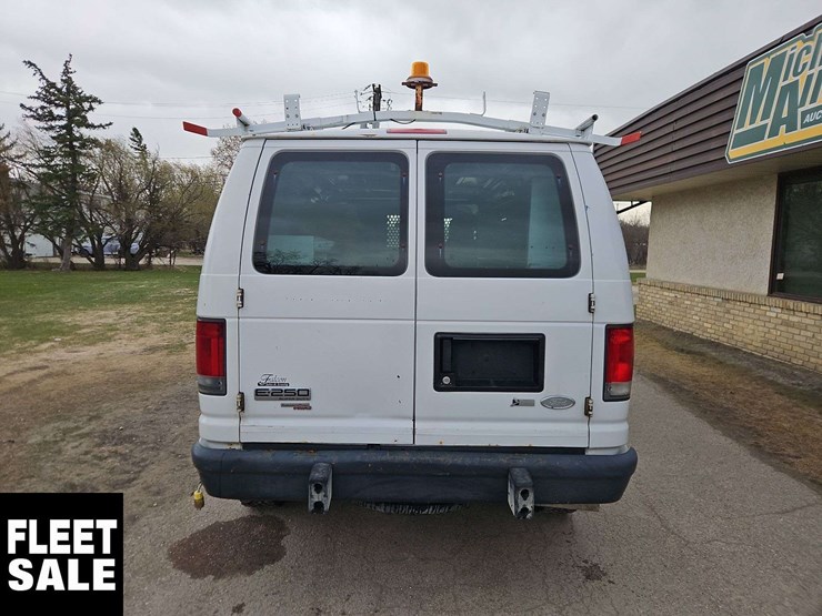 2013-ford-cargo-image-8