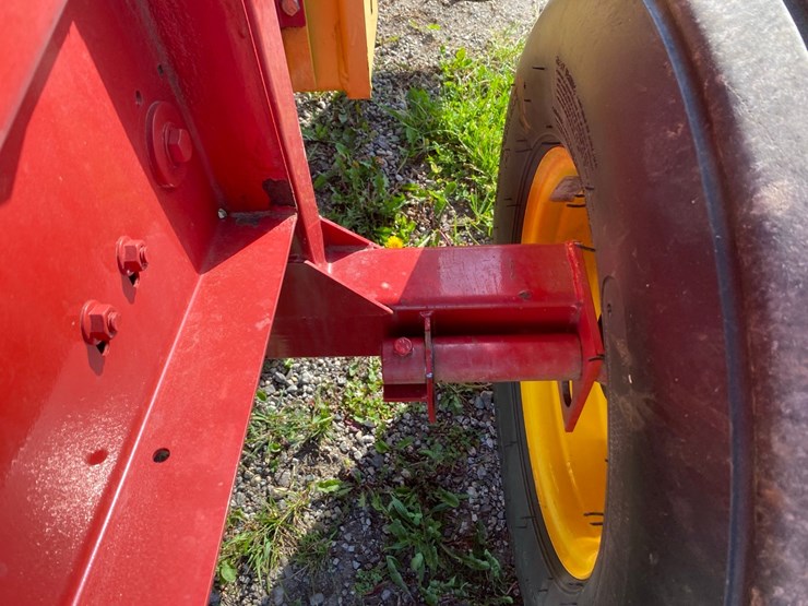 new-holand-7050-4x4-rd-baler-image-32