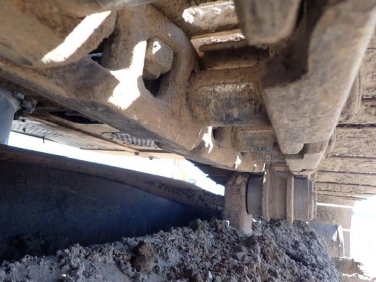 2017-deere-250g-lc-image-43