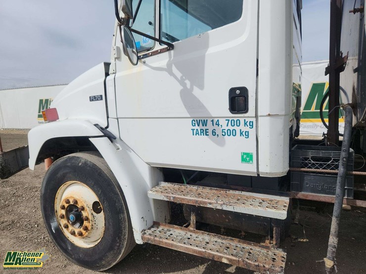 1999-freightliner-fl70-image-42