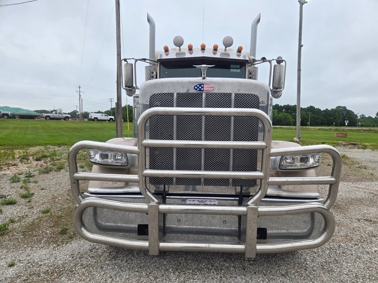 2016-peterbilt-389-image-30