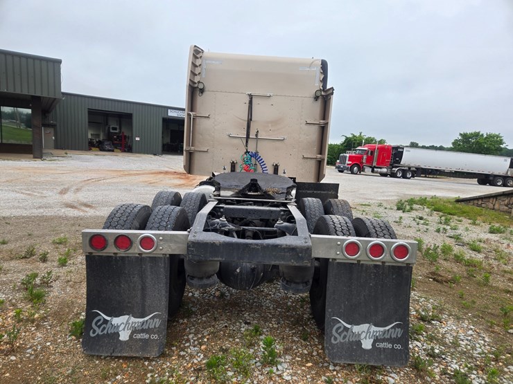 2016-peterbilt-389-image-15