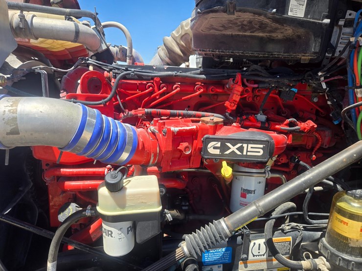 2023-peterbilt-567-image-32