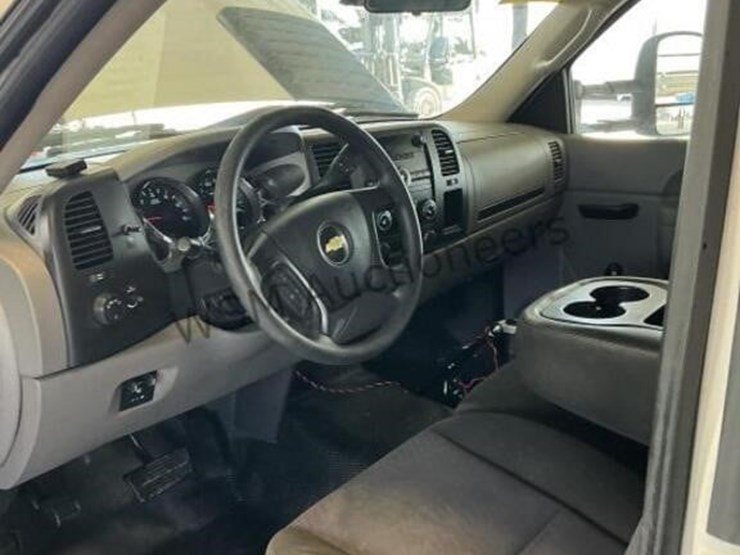 2013-chevrolet-silverado-3500hd-image-24