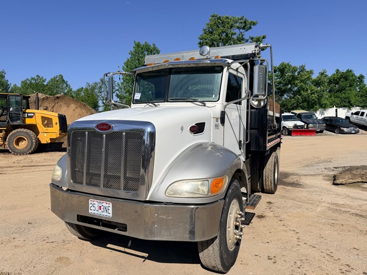 2006-peterbilt-335-image-1