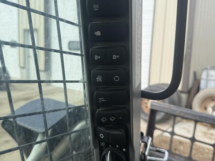 2021-new-holland-c332-image-32