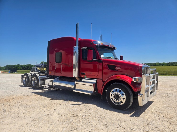 2023-peterbilt-567-image-27