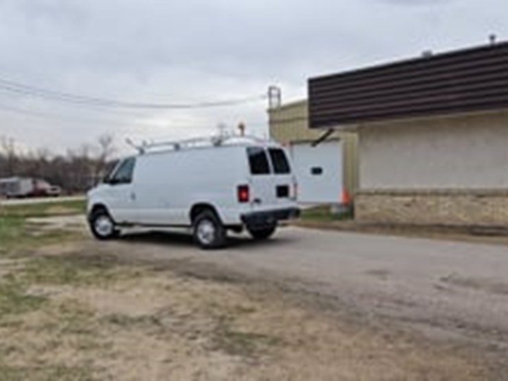 2013-ford-cargo-image-5