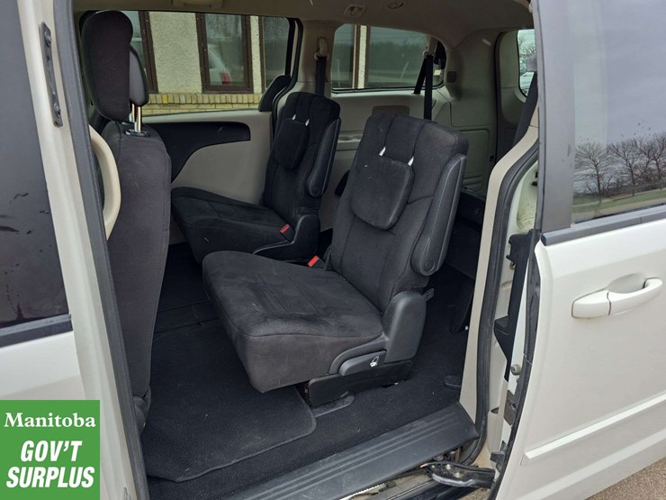 2011-dodge-grand-caravan-image-24