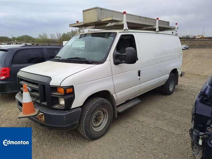 2013-ford-cargo-image-1