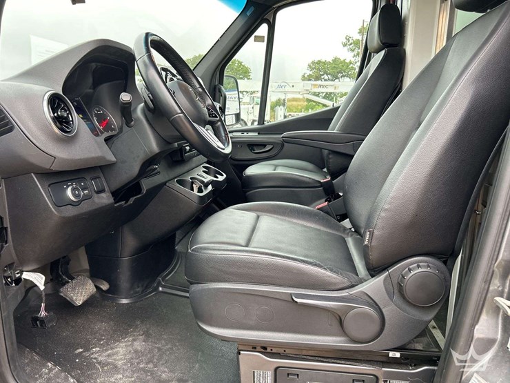 2021-mercedes-benz-sprinter-4500-image-13