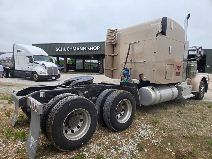 2016-peterbilt-389-image-18