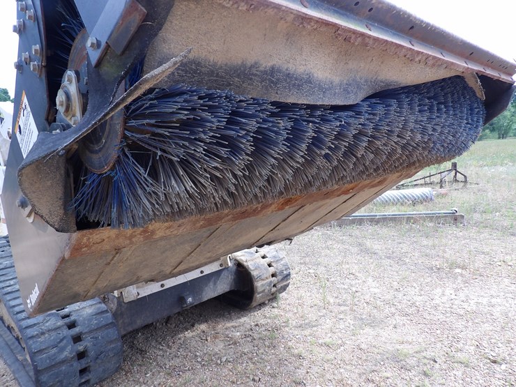 #40873-•-**2016-bobcat-84"-skid-steer-sweeper-a00a02963-image-3