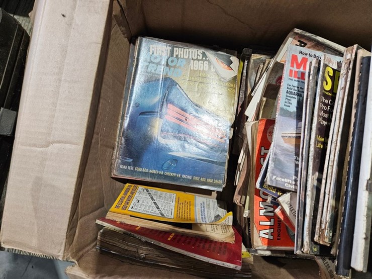 #6239-•-box-of-vintage-magazines-image-5