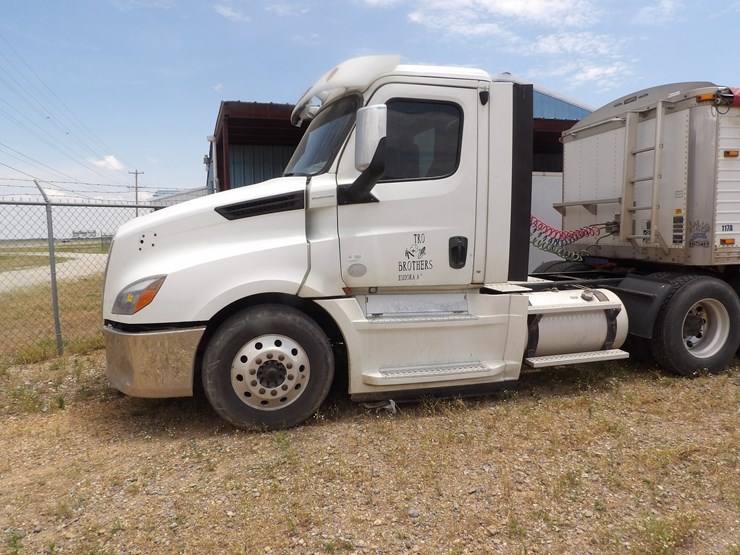 2019-freightliner-cascadia-126-image-2