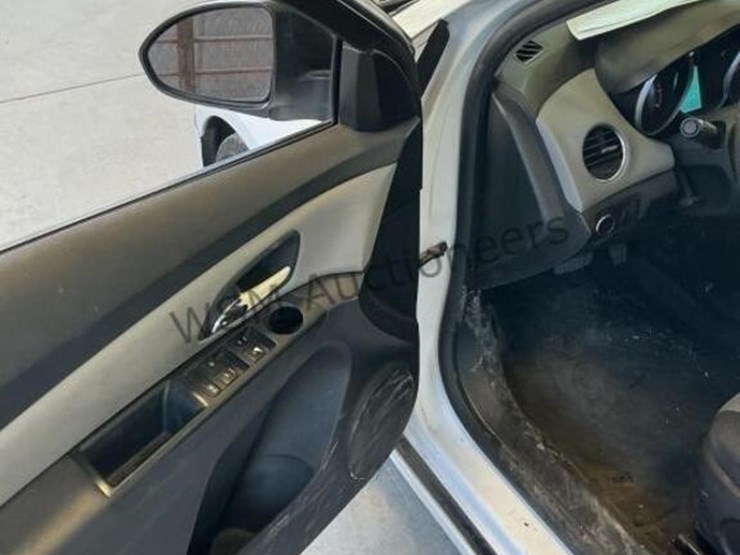 2013-chevrolet-cruze-ls-sdn-image-20