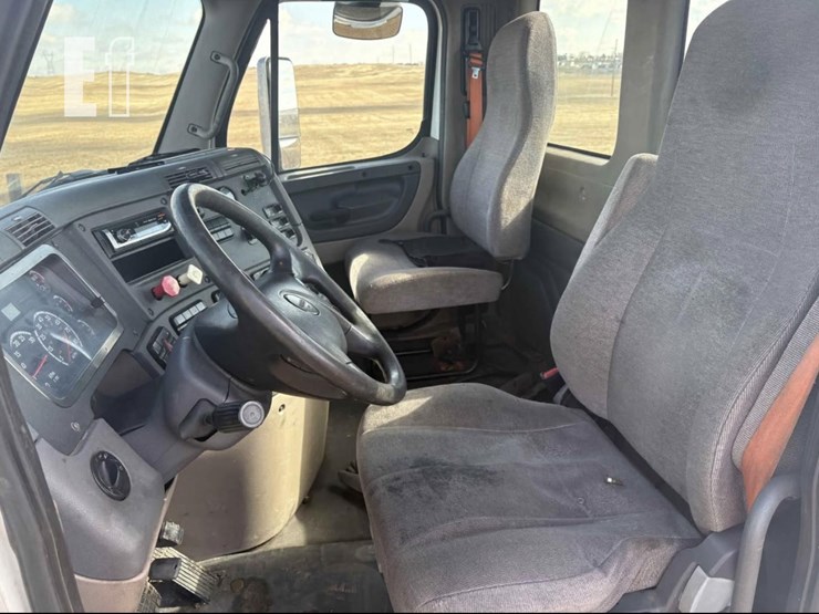2013-freightliner-cascadia-125-image-9