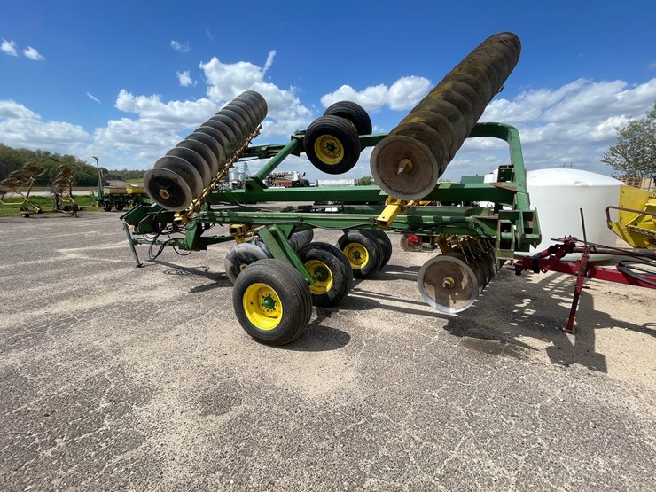 john-deere-220-image-6