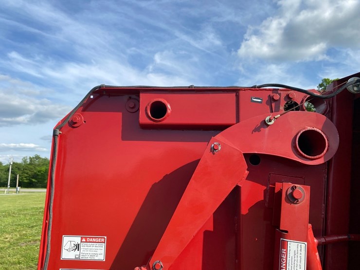 new-holand-7050-4x4-rd-baler-image-26