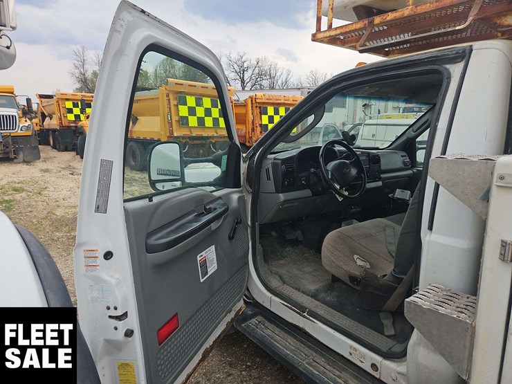 2006-ford-f550-image-25