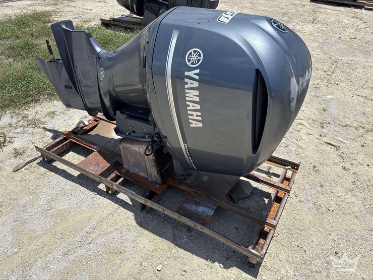 2017-yamaha-250-boat-motor-image-2