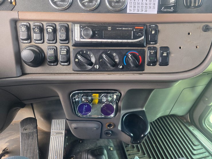 2016-peterbilt-389-image-56
