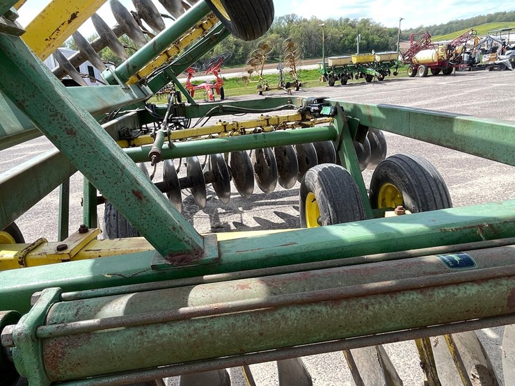 john-deere-220-image-13
