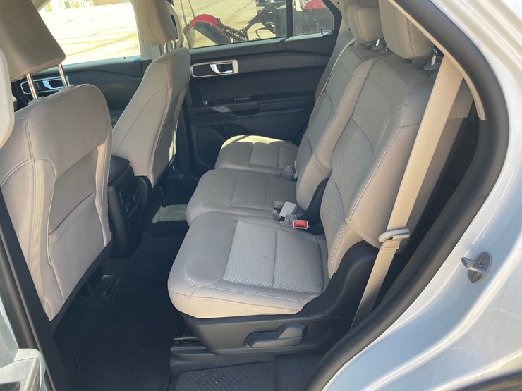 2022-ford-explorer-image-24